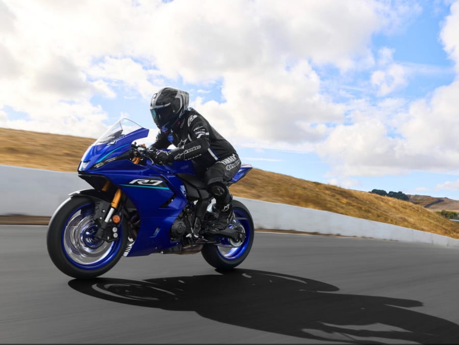 Yamaha R7 auf der Rennstrecke